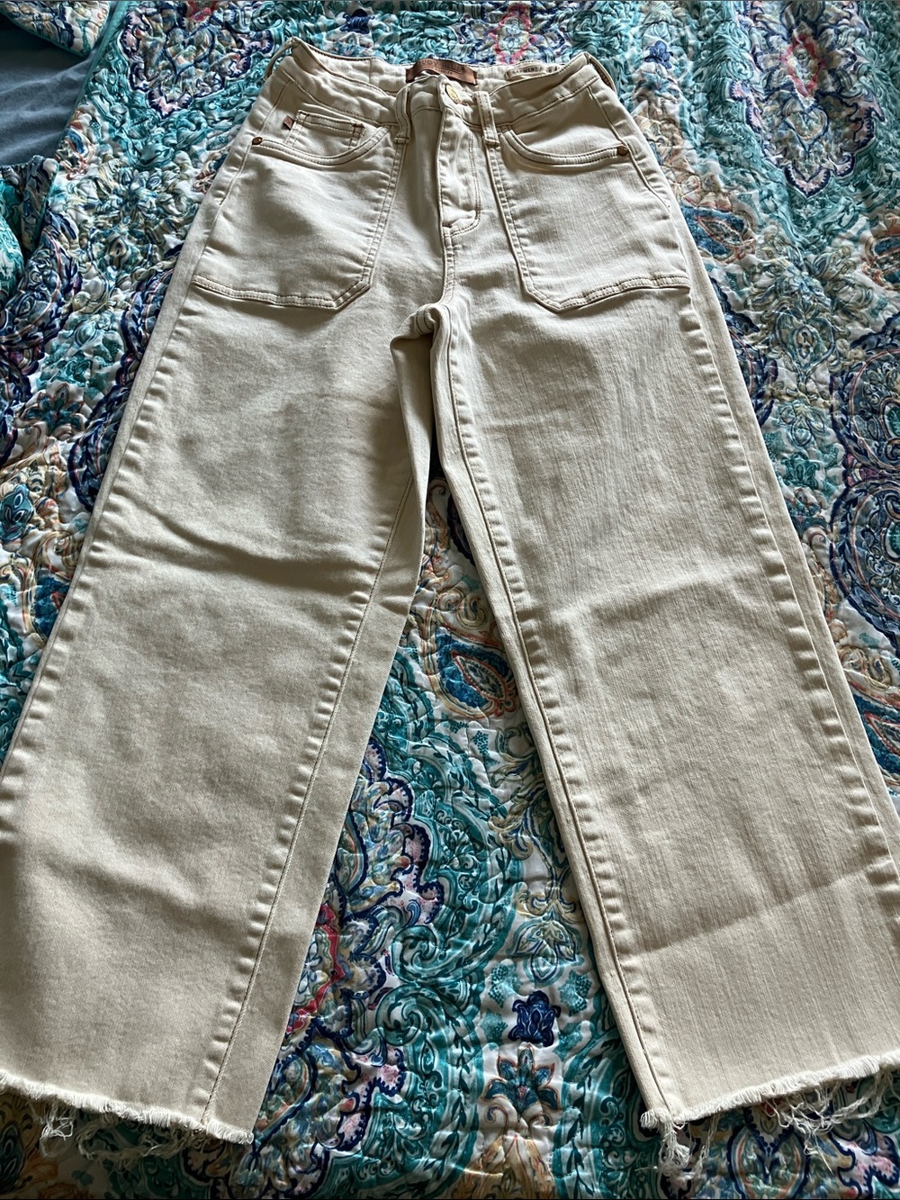 Back to school 📚 
Judy Blue Straight-Leg Jeans in Light Cream